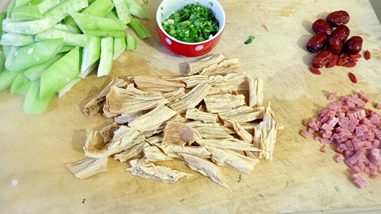 一鸡两吃之一汤一菜,处理食材,<a style='color:red;display:inline-block;' href='/shicai/ 57'>丝瓜</a>,腐竹切块。腐竹需泡发,切了泡也行,泡了再切也行。