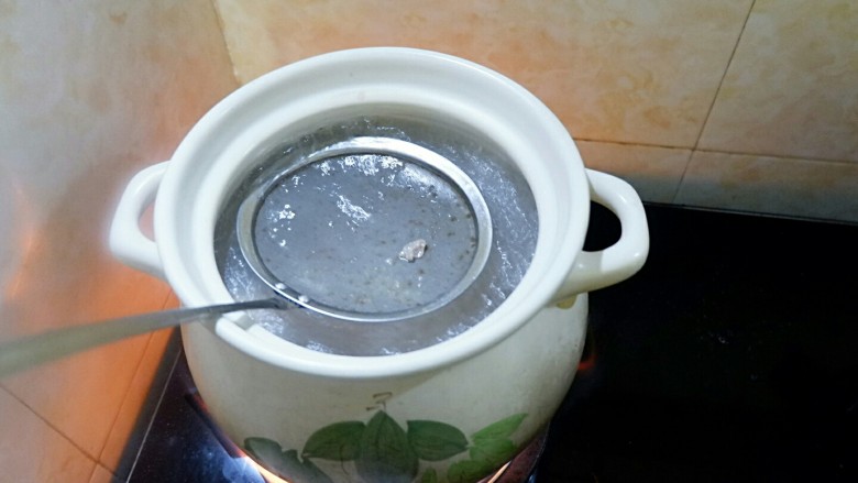 一鸡两吃之一汤一菜,这一步很关键,一定要做。乖乖守在锅旁边把浮沫撇干净,不然汤会腥。对的,没错,鸡没有焯水直接煲。因为这只鸡嫩,如果焯水再煲就不够香了。
