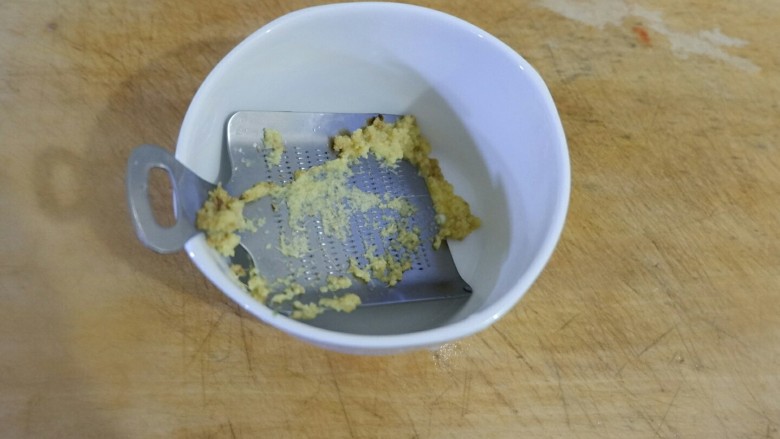 一鸡两吃之一汤一菜,这时候调个碗汁儿。改良版的怪味汁儿。姜擦蓉,等量的蒜擦蓉