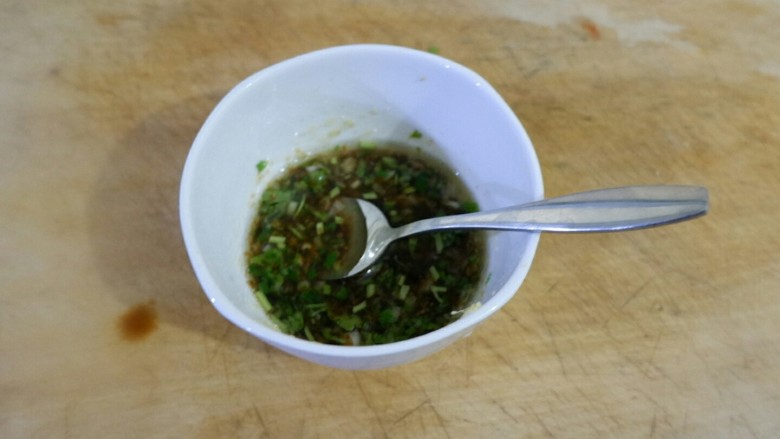 一鸡两吃之一汤一菜,一勺酱油,一勺<a style='color:red;display:inline-block;' href='/shicai/ 10588'>糖</a>,一勺醋,一点点盐,一勺红油搅匀。感觉很混搭对不,混搭就对了,不然干啥叫怪味儿。好吃不,嗯,好吃,那就对了!