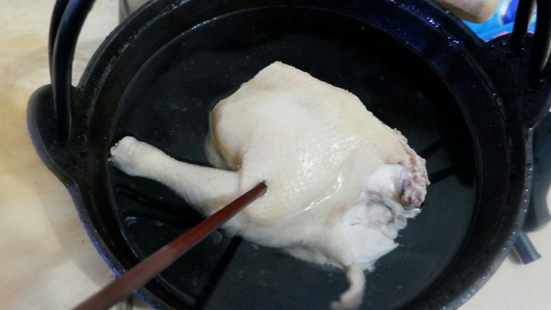 一鸡两吃之一汤一菜,扔凉水里,把鸡肉拆了。