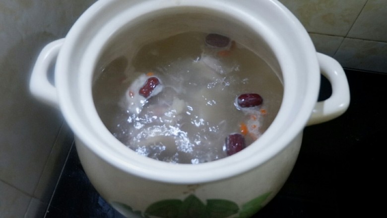一鸡两吃之一汤一菜,鸡骨架再扔锅里,接着煲二十分钟左右