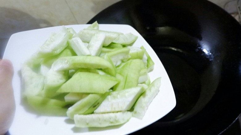 一鸡两吃之一汤一菜,然后锅里放少许油,放丝瓜进去炒。镜头好像蹭了一下,所以角落不是很清楚,但是丝瓜还是看到出来的对不?