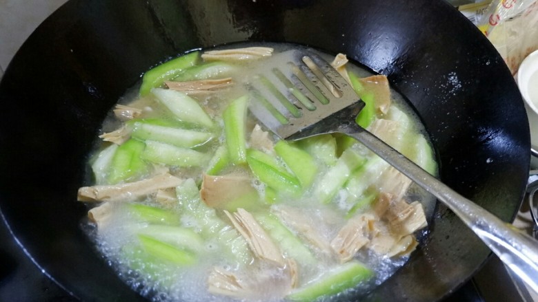 一鸡两吃之一汤一菜,然后把鸡汤倒锅里,根据自己喜好放,都放进去也行。