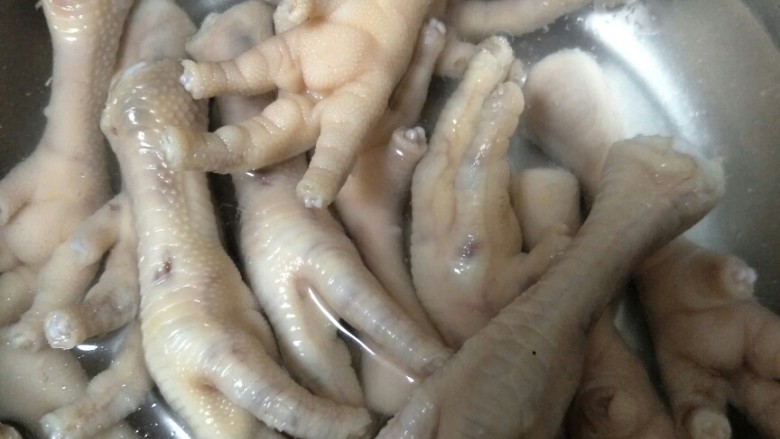泡椒凤爪,
鸡爪冲洗干净后泡水10分钟备用。
