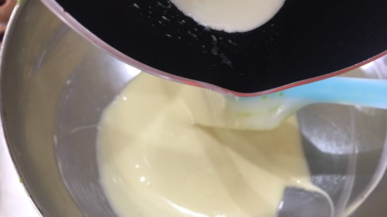 开心果脆壳巧克力,分三次加入白巧克力,用刮刀搅匀