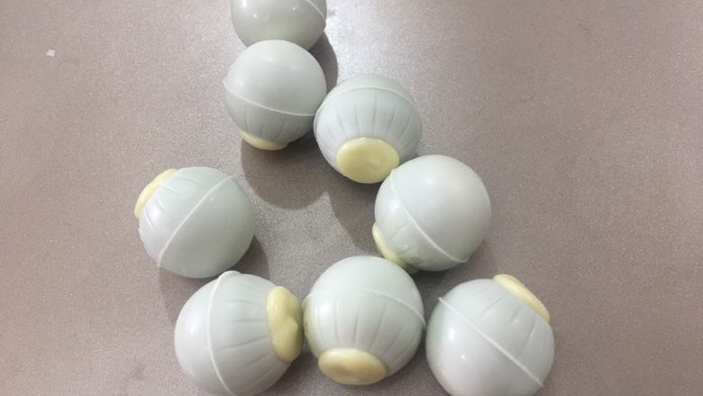 开心果脆壳巧克力,调好温的巧克力液把脆壳的口封住,凝固后取下来,把这个球在调好温的巧克力液中滚一圈,沾满开心果碎,这个动作一定要用工具或戴乳胶手套,两个手快速操作,我没法拍照,抱歉啦~不过可以看我的视频课程,那里拍的详细
