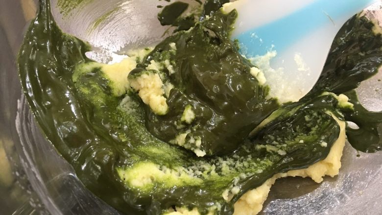 开心果脆壳巧克力,加入巧克力中搅匀,开始有点干,搅匀就顺滑了