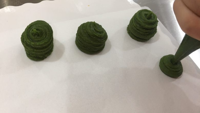 开心果脆壳巧克力,直接挤在油纸上,冷却,揉圆