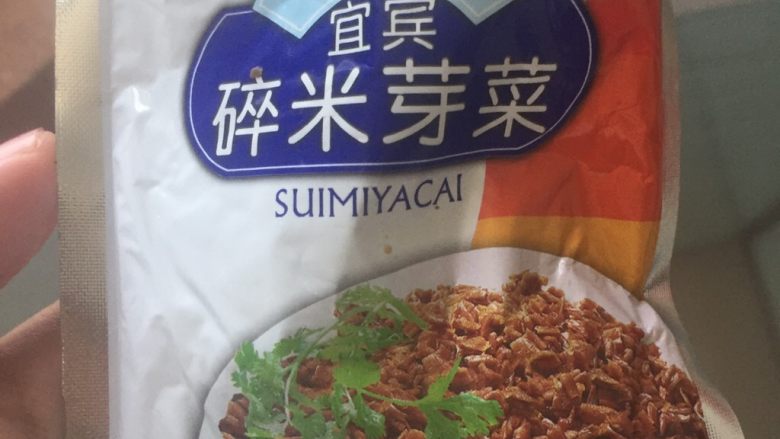 凉面,秘密武器来咯,就是这个放入肉末(注意不要放多了,不然会太咸)中翻炒
