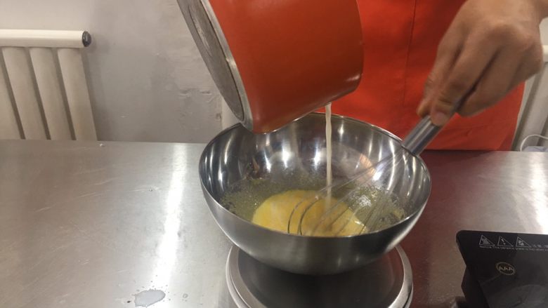 香草冰激凌球~无需搅拌,距离高一点,冲入蛋黄中,不断搅拌,防止蛋黄烫熟