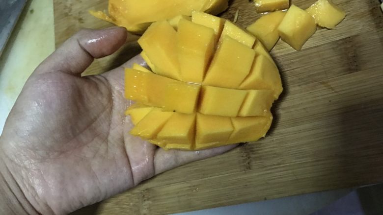 芒果两头尖意面沙拉(减脂餐),芒果如图划开切出小块