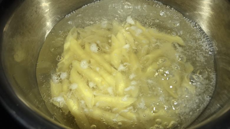 芒果两头尖意面沙拉(减脂餐),凉水烧开,放入两头尖意面,煮12分钟左右,这个时间我们开始准备其他配菜