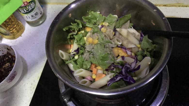 芒果两头尖意面沙拉(减脂餐),搅拌均匀后装盘