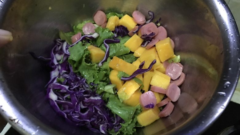 芒果两头尖意面沙拉(减脂餐),把所有蔬菜放在一个深一点的盆里