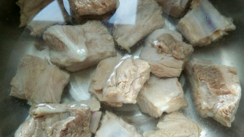 腐乳排骨,捞出,热水冲干净
焯肉炖汤基本都是这个步骤哦