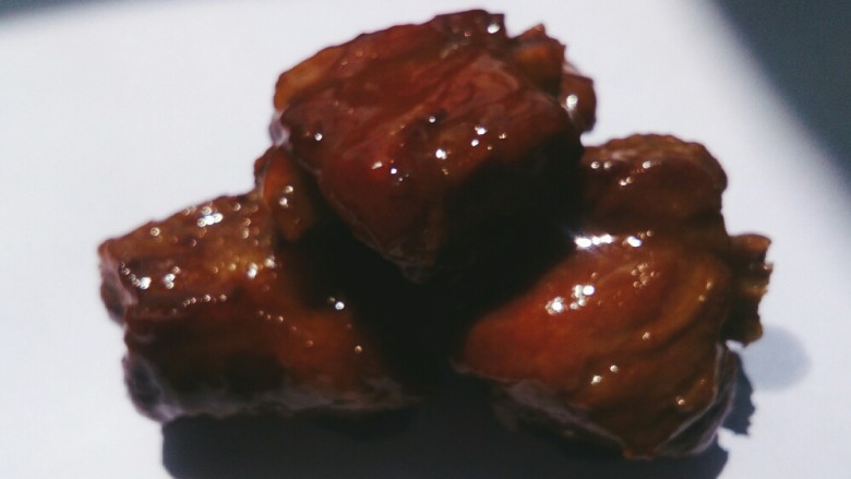 腐乳排骨,出锅前放<a style='color:red;display:inline-block;' href='/shicai/ 10588'>糖</a>,盐
