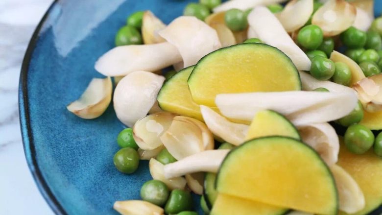 花5分钟，做一盘清爽瘦身不单调的炒菜，微笑对抗盛夏……,加入滤干水分的南瓜、豌豆、白玉菇，加一撮盐快炒一分钟即可。不喜欢味精鸡精，重口味的可以下一勺腰果酱增香提味