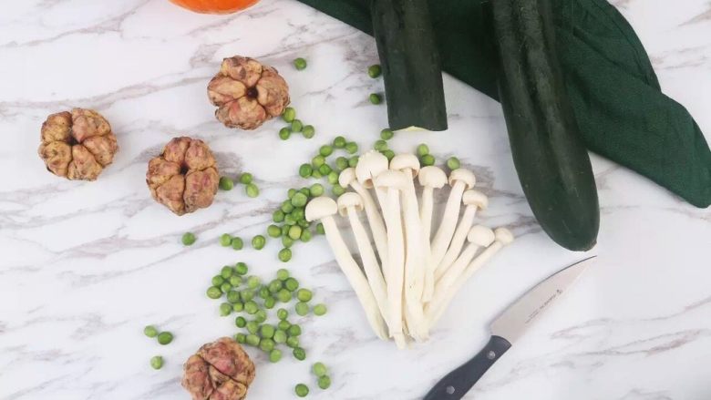 花5分钟，做一盘清爽瘦身不单调的炒菜，微笑对抗盛夏……,南瓜洗净，分两半切成半圆（可削皮），白玉菇切滚刀状