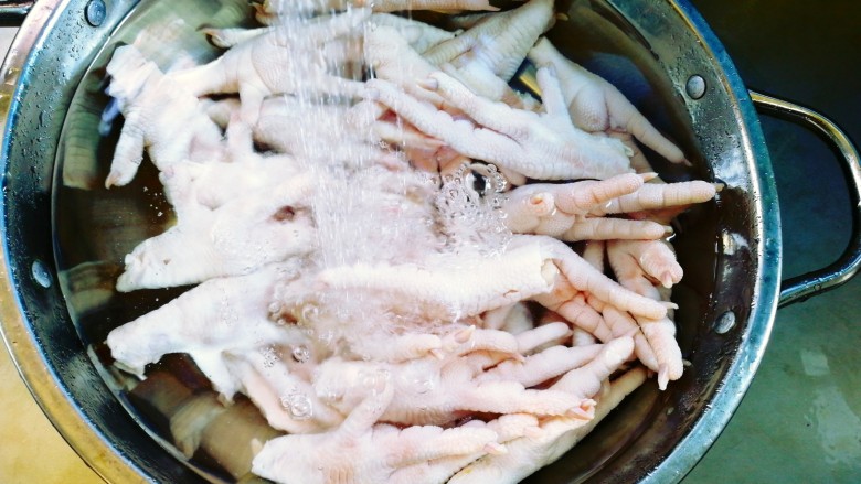 香卤鸡爪,<a style='color:red;display:inline-block;' href='/shicai/ 89'>鸡爪</a>洗净