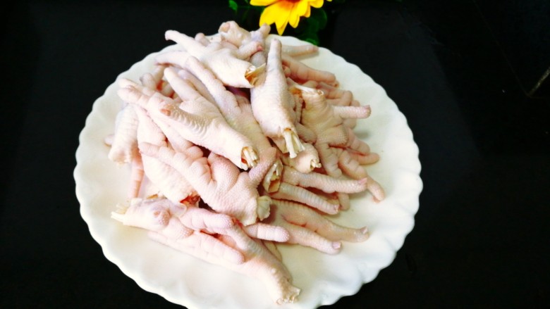 香卤鸡爪,剪好后再次冲洗干净,