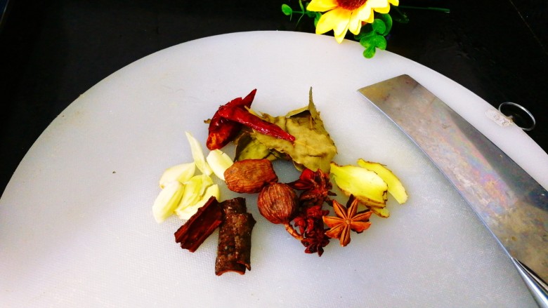 香卤鸡爪,准备好大料:<a style='color:red;display:inline-block;' href='/shicai/ 710'>桂皮</a>，豆蔻，<a style='color:red;display:inline-block;' href='/shicai/ 695'>八角</a>，姜片，<a style='color:red;display:inline-block;' href='/shicai/ 741'>香叶</a>，<a style='color:red;display:inline-block;' href='/shicai/ 86474'>干辣椒</a>，<a style='color:red;display:inline-block;' href='/shicai/ 2795'>蒜头</a>，