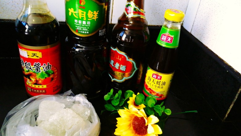 香卤鸡爪,准备好调味料:老抽，生抽，老酒，<a style='color:red;display:inline-block;' href='/shicai/ 721'>蚝油</a>，<a style='color:red;display:inline-block;' href='/shicai/ 866'>冰糖</a>