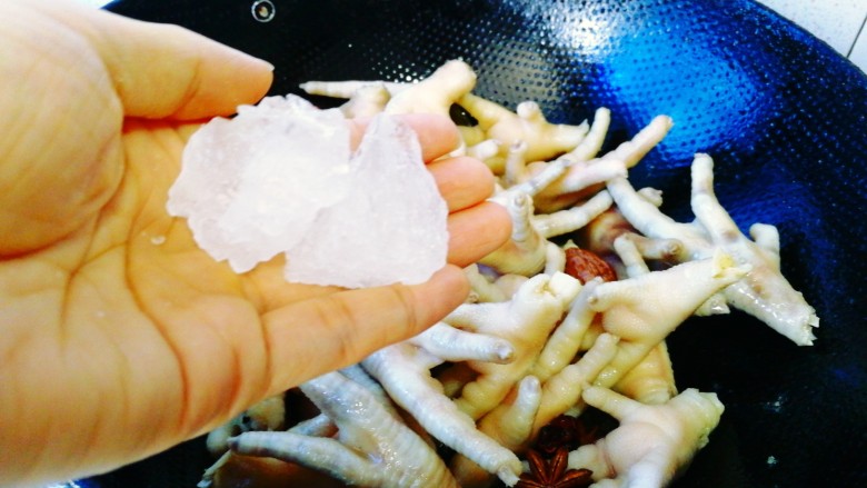香卤鸡爪,加入准备好的冰糖,也可以弄小块点,再次翻炒