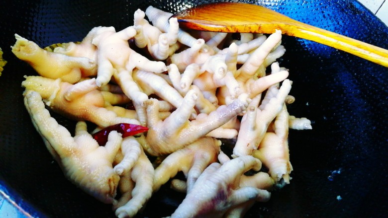 香卤鸡爪,倒入鸡爪快速翻炒