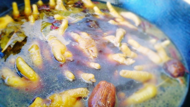 香卤鸡爪,水没过鸡爪即可,水开后转小火