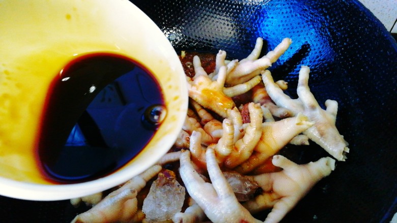 香卤鸡爪,倒入调好的调味料