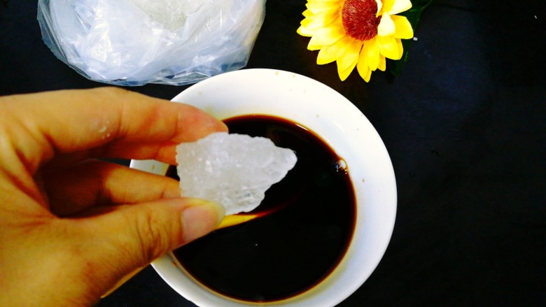 香卤鸡爪,准备好这样大小差不多的两块冰糖