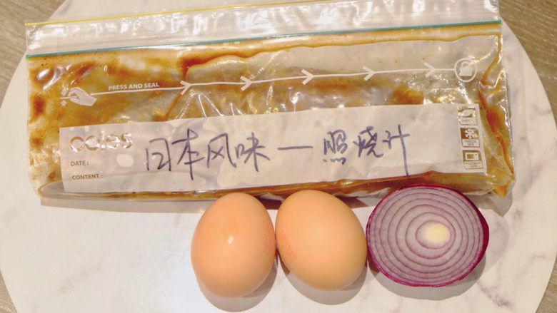 秘制异国风味鸡胸肉腌料&绝佳搭配
(减肥必备),这里想要搭配一个不一样的日式蛋包饭 以往的蛋包饭都是番茄口味的 这次不如试试我的照烧味蛋包饭吧 材料如图 别忘了煮米饭哦