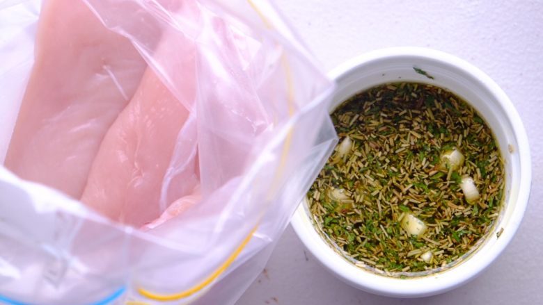 秘制异国风味鸡胸肉腌料&绝佳搭配
(减肥必备),如上一个方子一样 准备封口袋 放入鸡胸肉