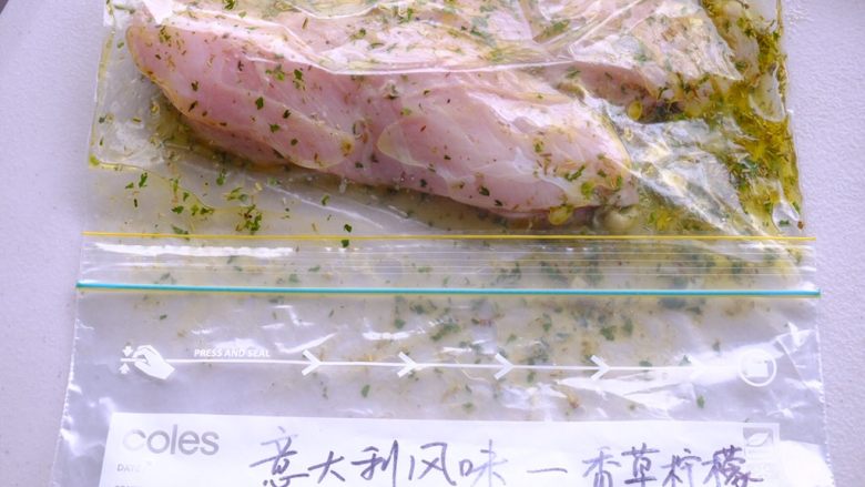 秘制异国风味鸡胸肉腌料&绝佳搭配
(减肥必备),倒入腌料 封口 充分按摩哦!别忘了
放入冰箱腌制一晚 或者放冷冻层可以存放一个月