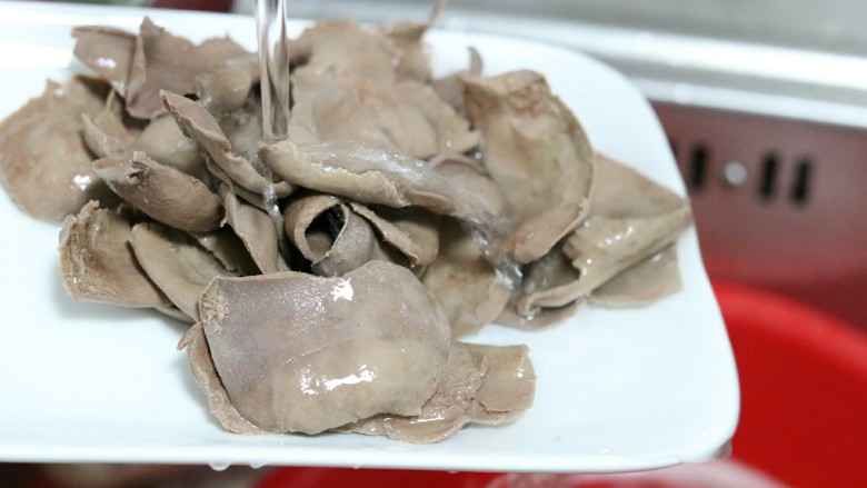 三椒腰片,再将腰片过水至凉~