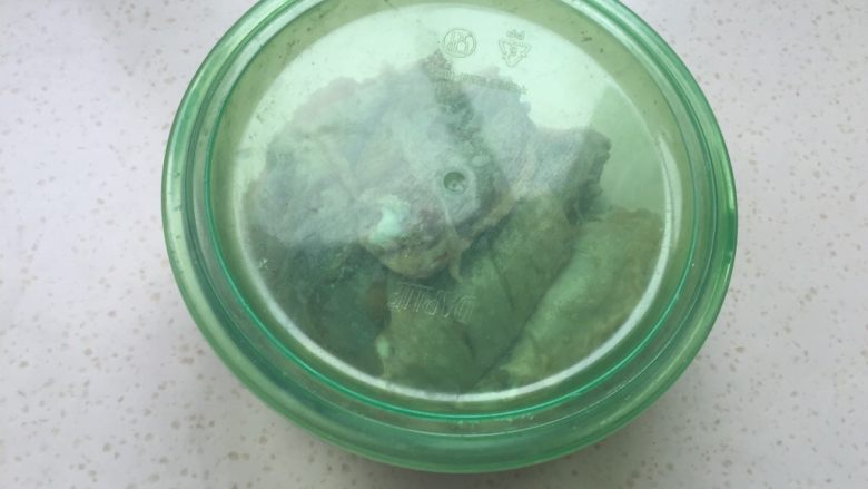 电饭煲鸡翅,盖上盖子,放入冰箱冷藏腌制20--30分钟(不是夏天时,可以室温放着)