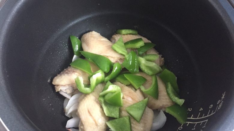 电饭煲鸡翅,当电饭煲煮10--15分钟后,加入青椒块。然后继续煮。