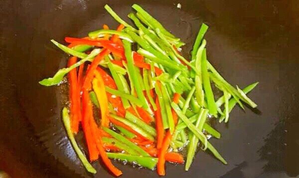 爆炒腰花,
20分钟后,锅中热油,先下青辣椒,红椒丝下锅翻炒变颜色,捞出来放碗中备用。