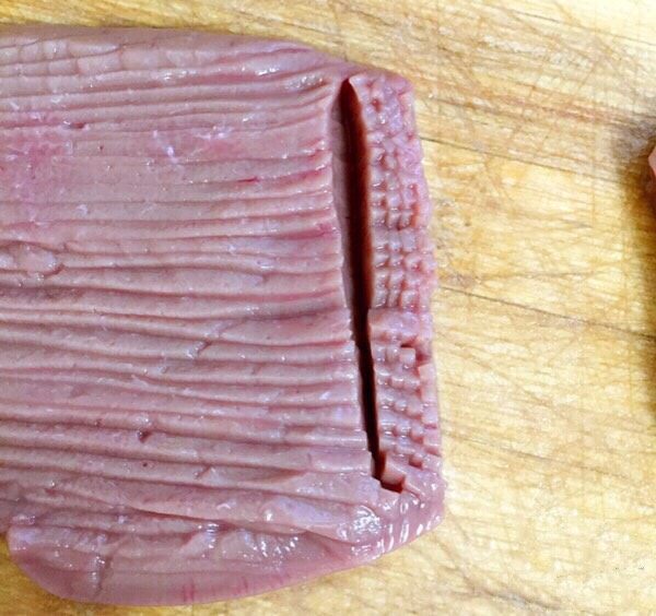 爆炒腰花,
再竖向切细片,刀法同上。每切3~4刀切断,(做为一小块)