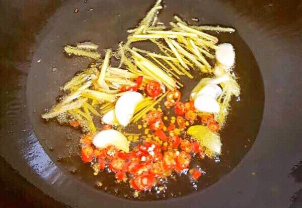爆炒腰花,
锅中再热油,把姜蒜小米辣爆香