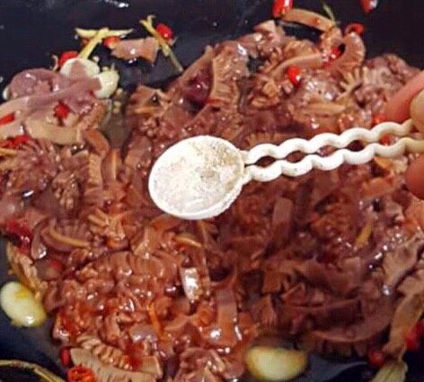 爆炒腰花,<a style='color:red;display:inline-block;' href='/shicai/ 717'>味精</a>一起快速翻炒入味,刚才添加了豆瓣酱是咸的,不用再放盐。