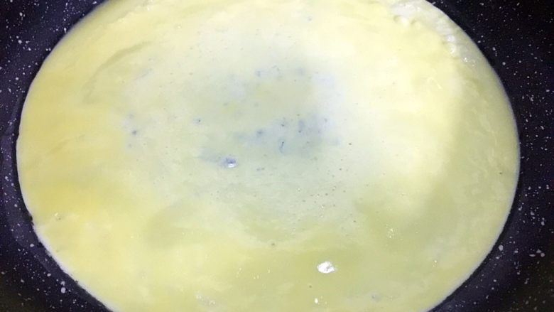 培根胡萝卜鸡蛋卷饭团,待表面有微小起泡,蛋液凝固
