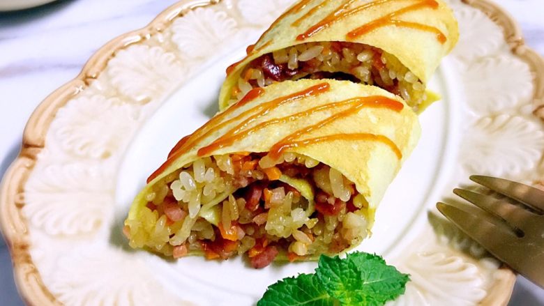 培根胡萝卜鸡蛋卷饭团,可以再挤一些番茄酱装饰
成品咸香味美,作为孩子的早点,搭配一杯牛奶,好看好吃又营养。