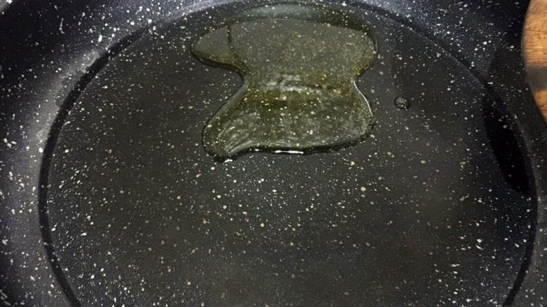 培根胡萝卜鸡蛋卷饭团,开小火,锅内倒少许油