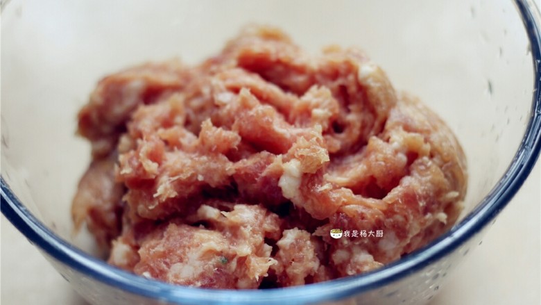 虎皮尖椒酿肉,<a style='color:red;display:inline-block;' href='/shicai/ 414'>猪肉</a>炖成馅,备用