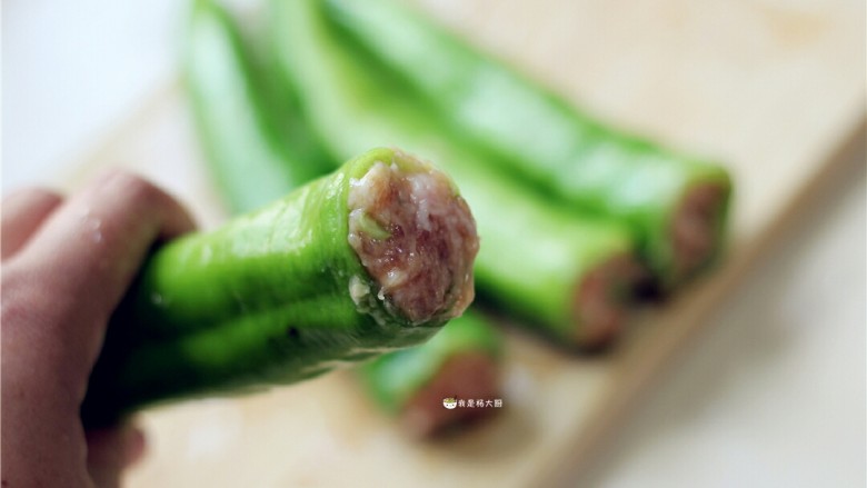 虎皮尖椒酿肉,把腌好的肉馅塞到尖椒里面