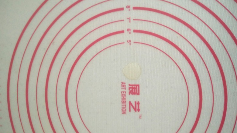 家庭自制油条,硅胶垫上抹少许油。