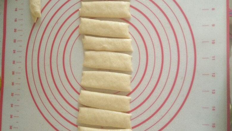 家庭自制油条,稍稍轻揉排气,擀成长条状(手和擀面杖可抹少许油防粘),切成小长条。