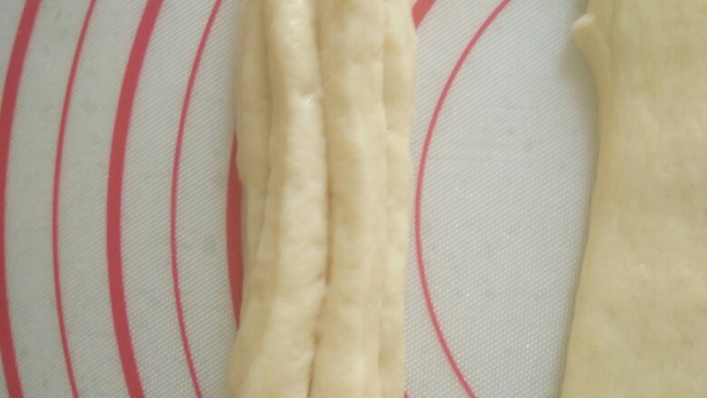 家庭自制油条,两片相叠,中间又筷子或刀背压一下(一次做三个),两端轻拉,反方向拧一下,轻轻放入油锅(油烧7成热,改小火),迅速拉拧下一个。
